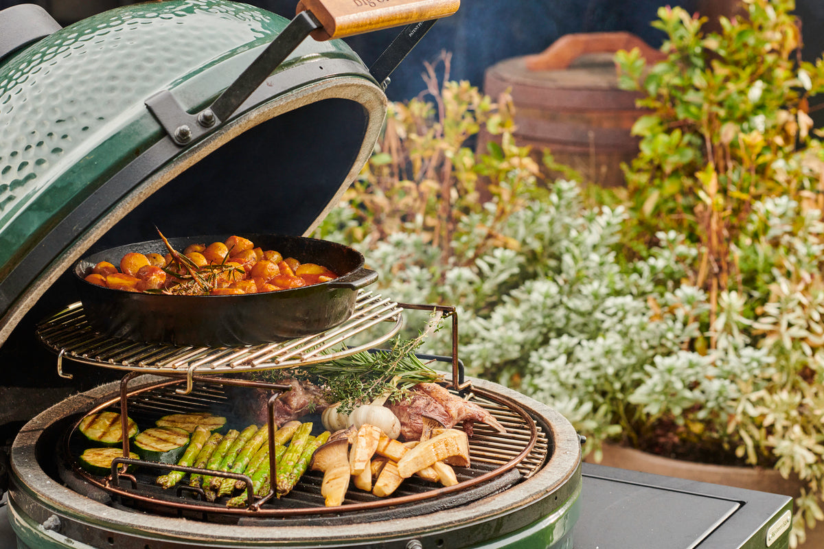 Spargeln, Zucchini und Fleisch auf zwei Ebenen im Big Green Egg
