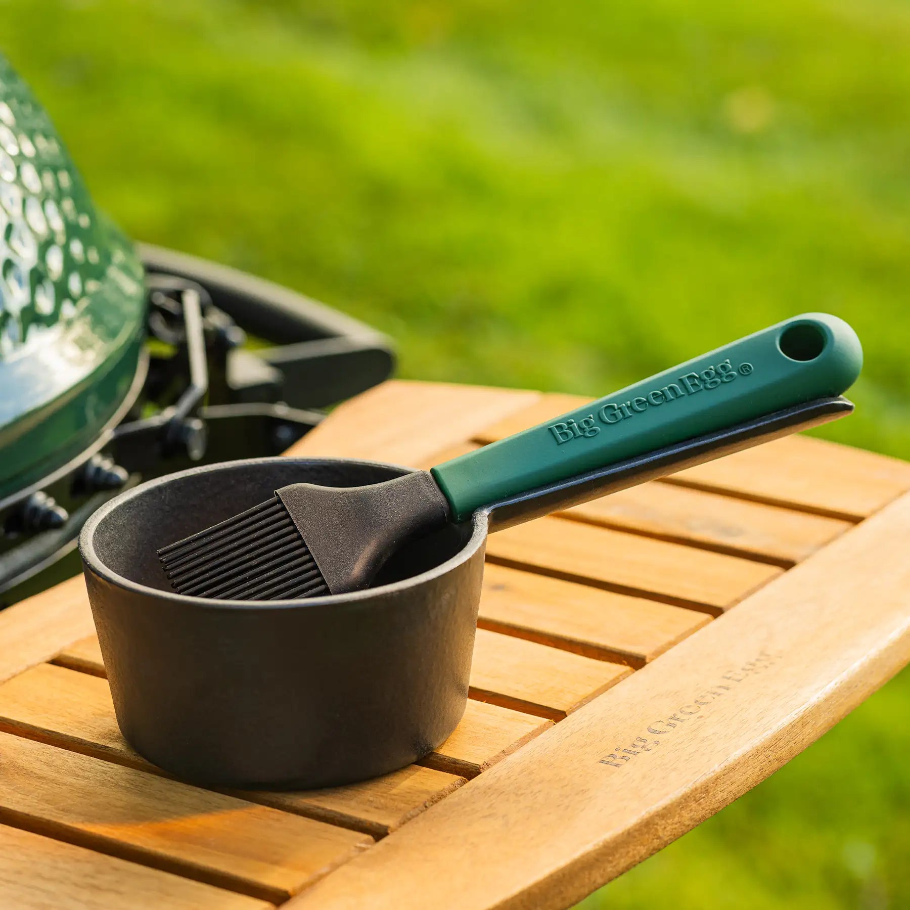 Saucentopf aus Gusseisen mit Pinsel